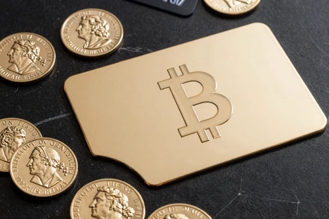 Goldmünzen, Bitcoin-Symbol und Kreditkarte - Legiano Zahlungsmethoden